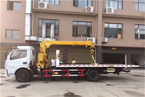 井冈山附近汽车轮胎更换